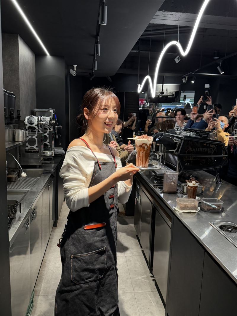 睦那京一日店長現場