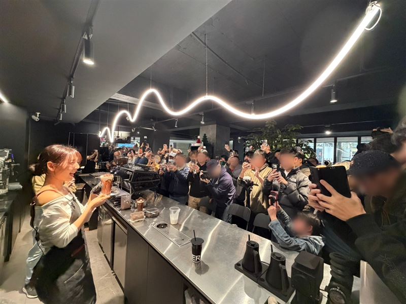 睦那京與吧檯工作照