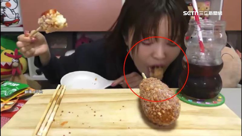 0.5秒边吃边吐画面