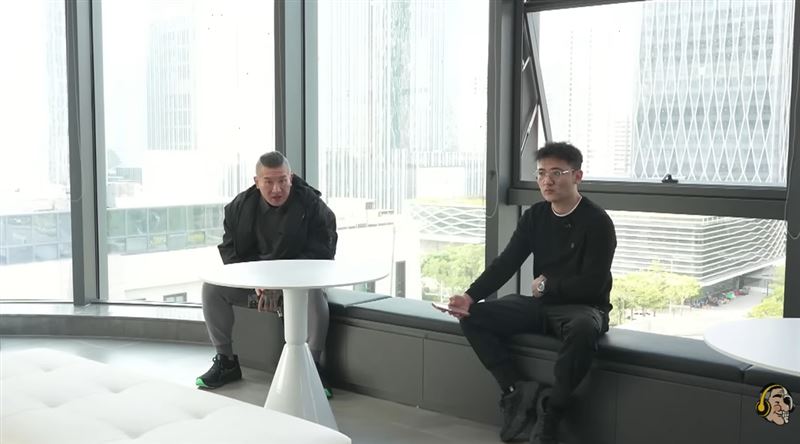 館長首度公開在厦門的全新辦公室。（圖／翻攝自館長惡名昭彰 YT）