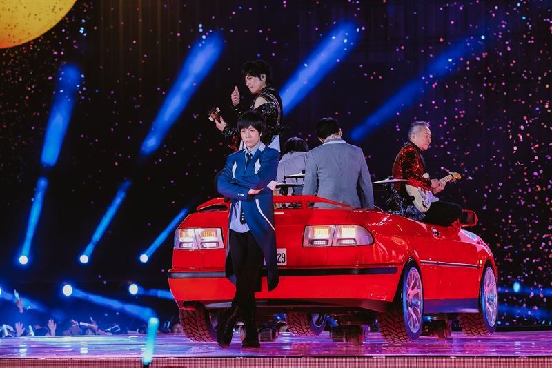 歌迷舉牌致敬英雄