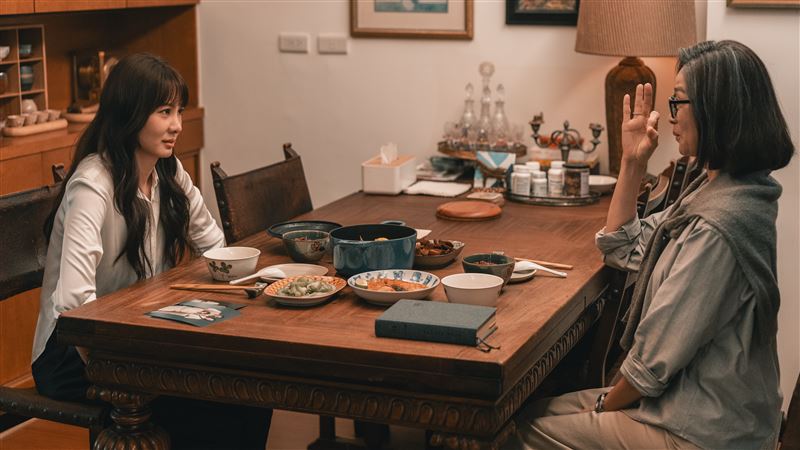 劉瑞琪(右)為戲減重4公斤,向劇中女兒安心亞(左)勇敢出櫃。