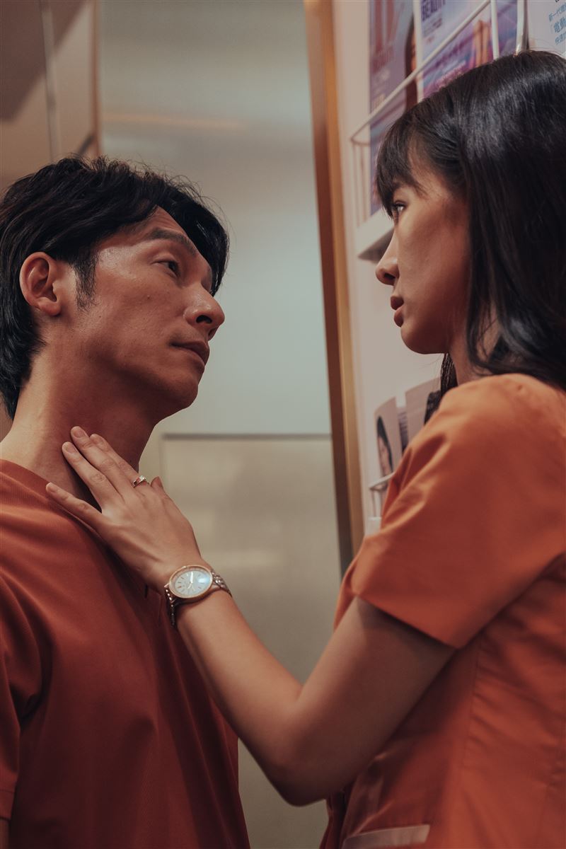 温昇豪(左)與安心亞(右)滾床,「宇菲CP」感情急速升溫。