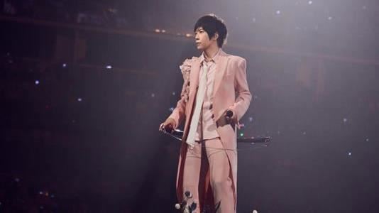 阿信在演唱會上談及災害的畫面