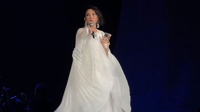 戴佩妮在成都演唱會上哽咽宣布取消廣州和北京場次