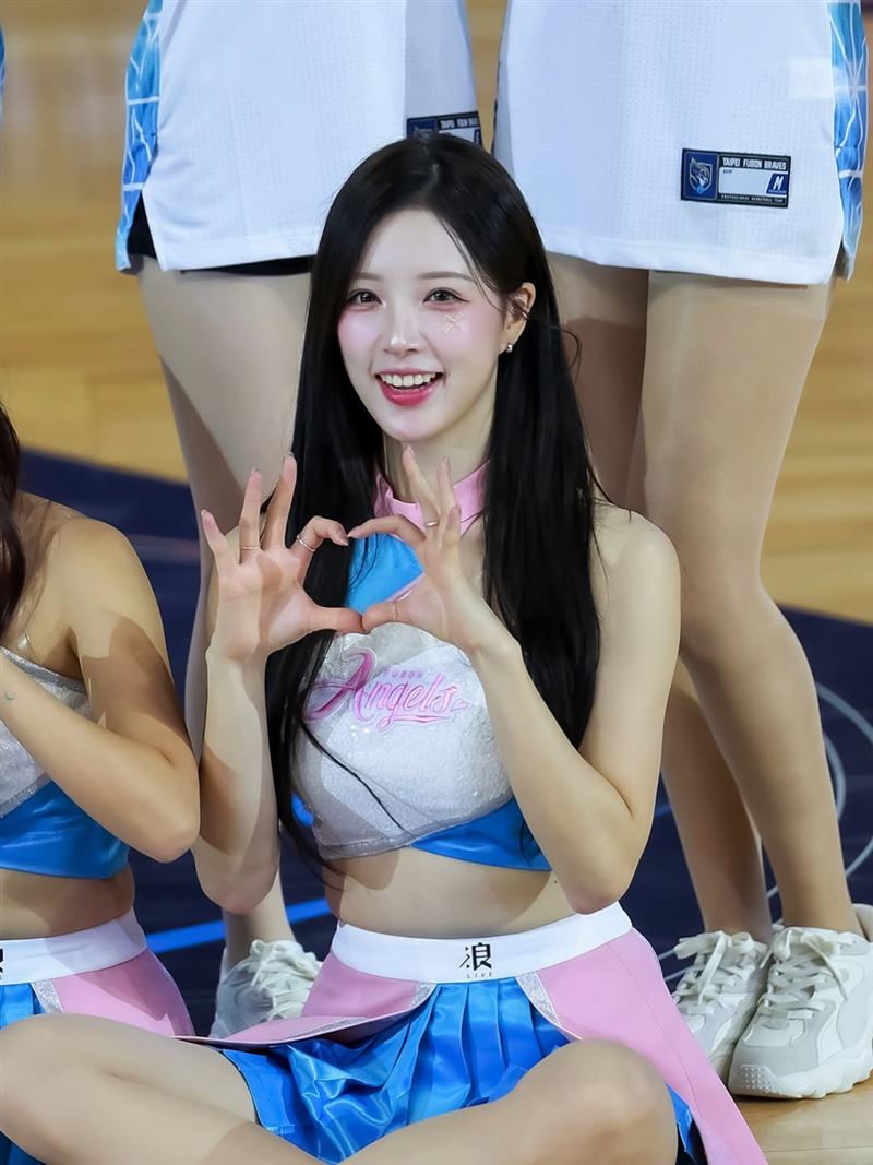 韓籍啦啦隊女神外型亮眼