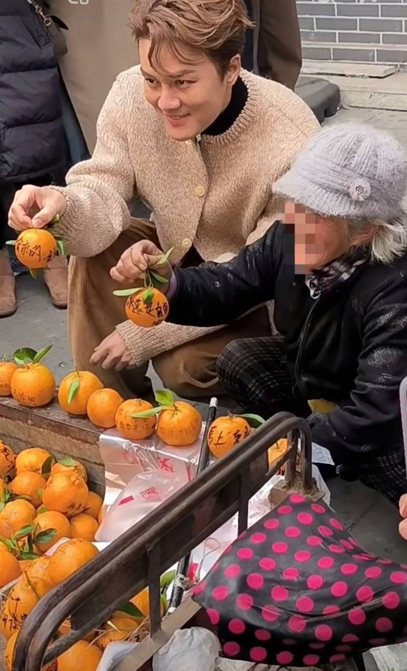 吳克群替老奶奶賣橘子