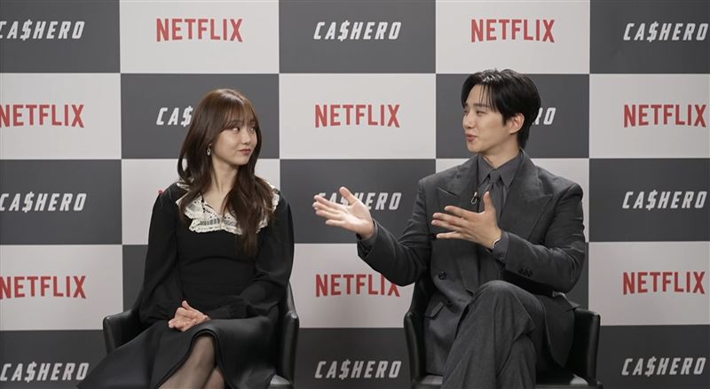 李俊昊與金慧埈接受訪問的現場照片