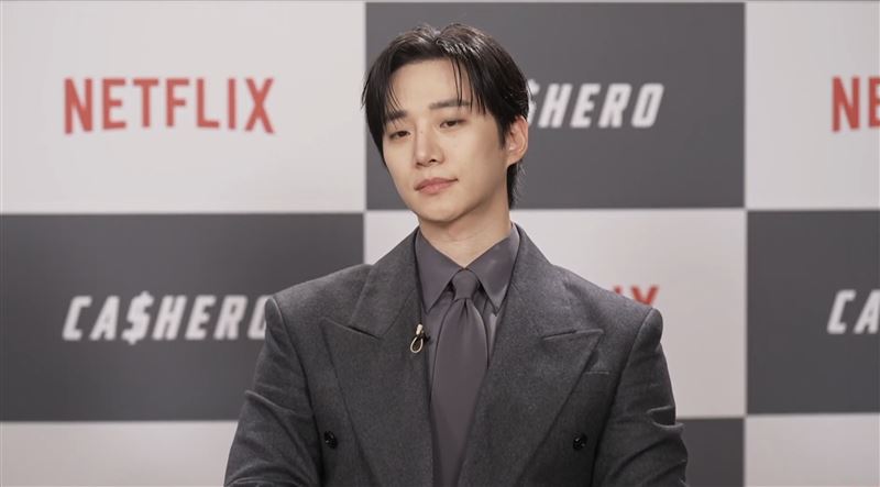 李俊昊飾演普通上班族突獲超能力的場景