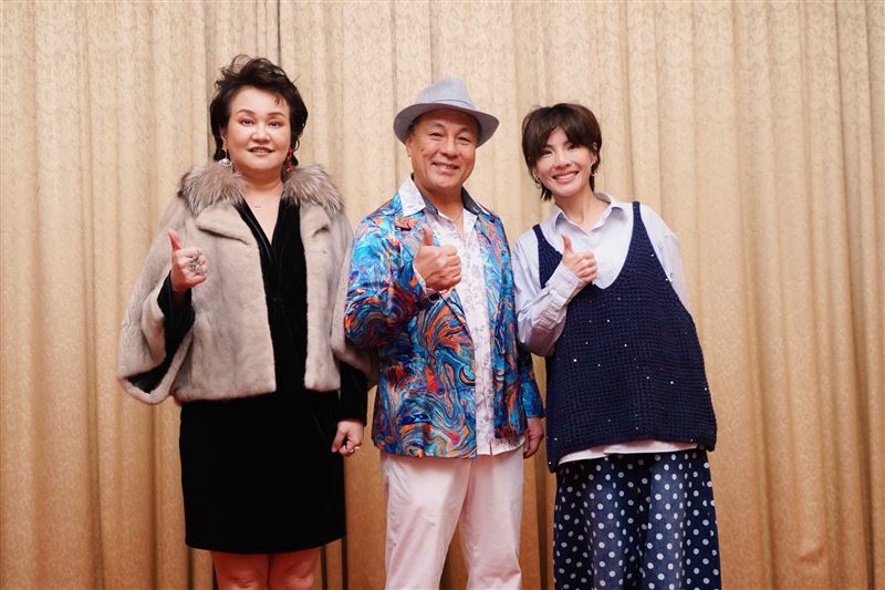 徐小可与父亲及胡蝶在现场