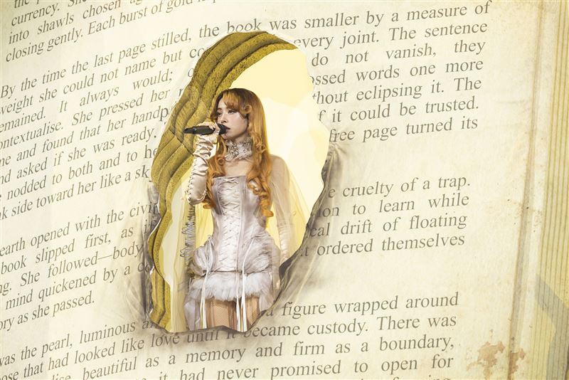 蔡依林步出巨型真相之書，場面震撼。