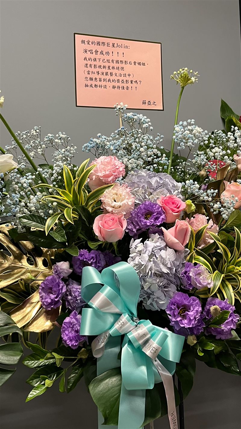 謝盈萱現場挖角蔡依林的畫面