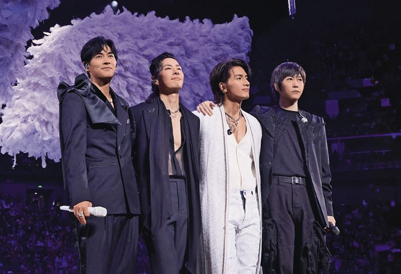 阿信跌落舞台瞬間