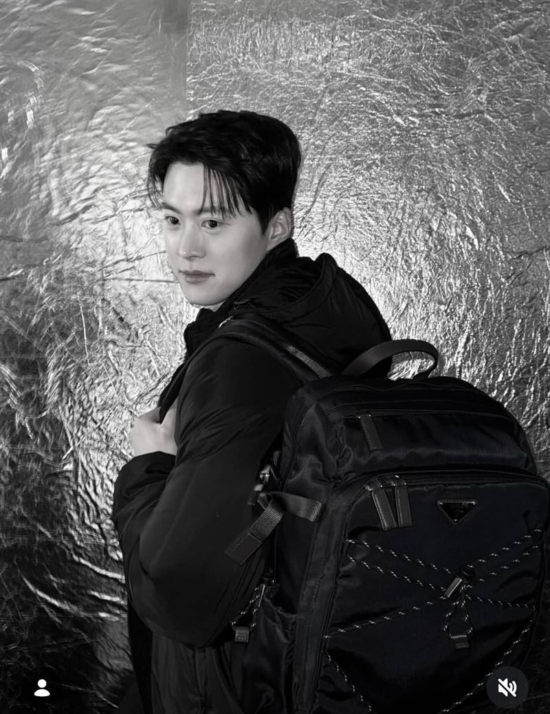 孔明在戏剧拍摄现场的画面