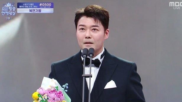 全炫茂在2025 MBC演艺大赏领奖现场