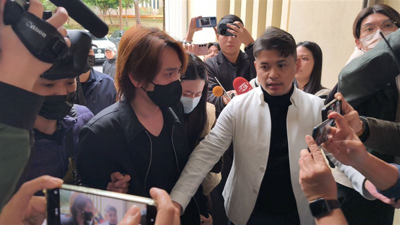 曹西平抵达殡仪馆