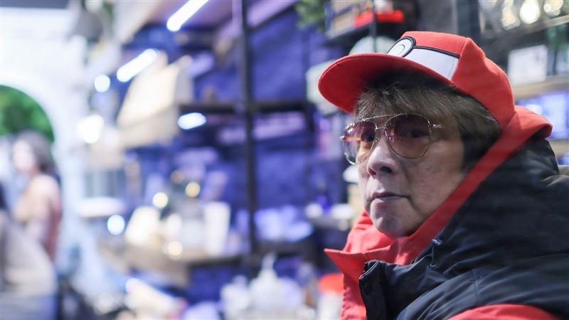 曹西平生前西門町耳環店照片