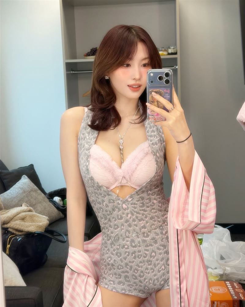 Momo與子瑜登上維密大秀的畫面