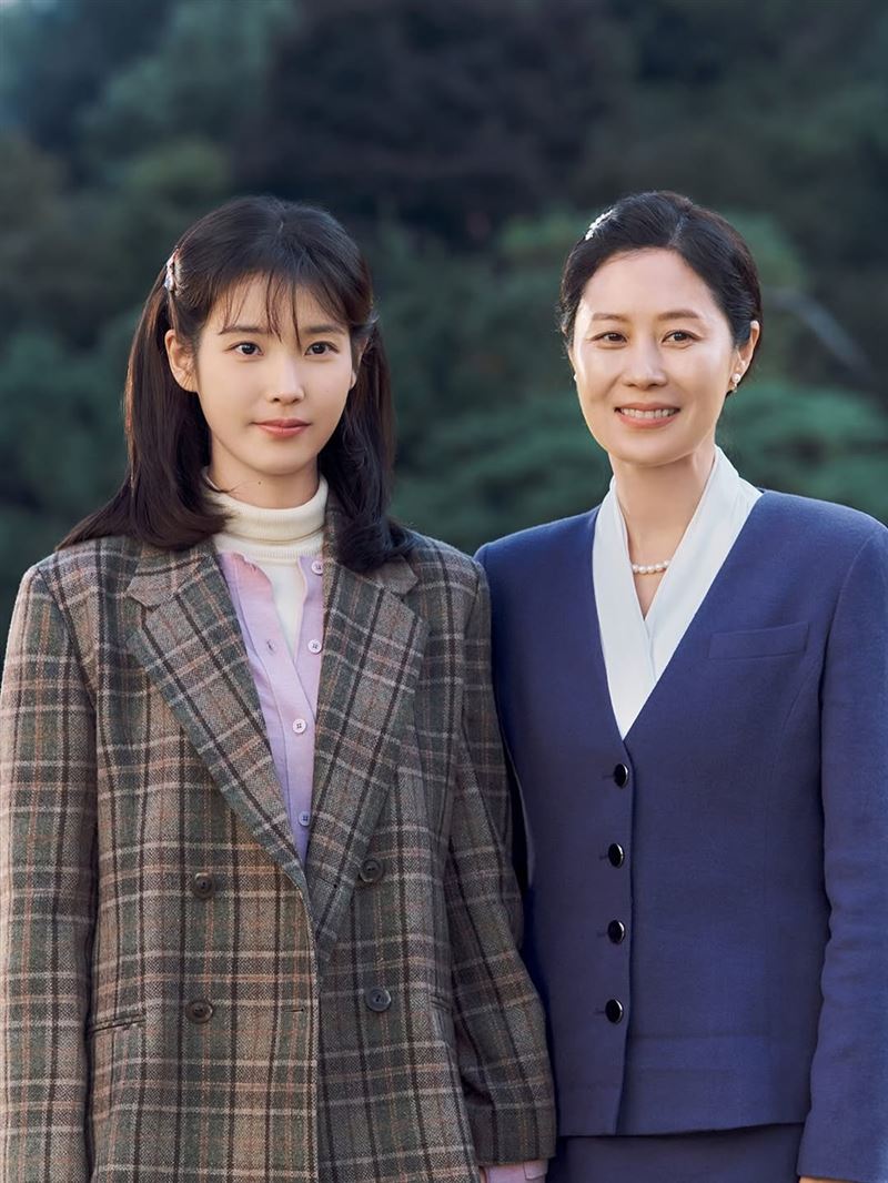 文素利在剧中饰演IU母亲的场景