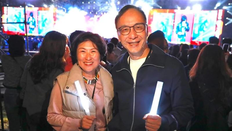 國民黨前主席朱立倫與台東縣長饒慶鈴跨年、迎接新年。