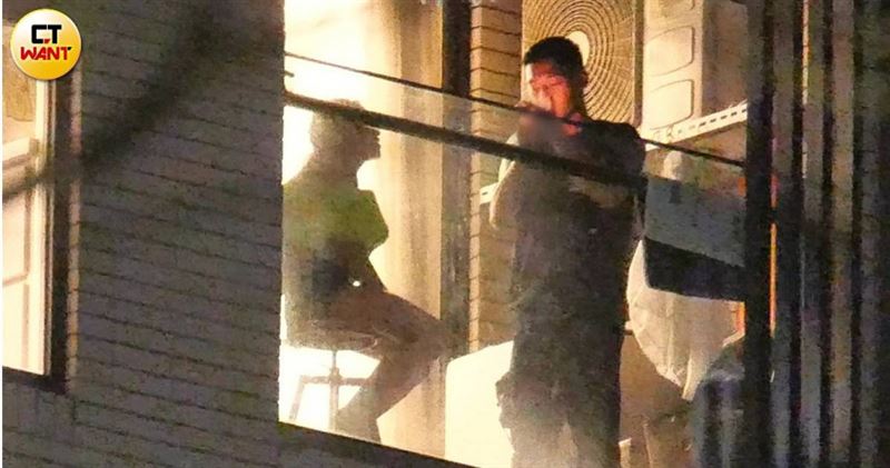 吴霏阳台吸烟与艾薇亲密