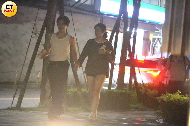 范范与经纪人十指紧扣