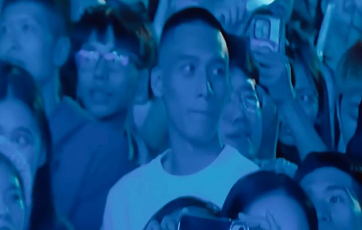 鏡頭對準台下帥氣帥哥的畫面