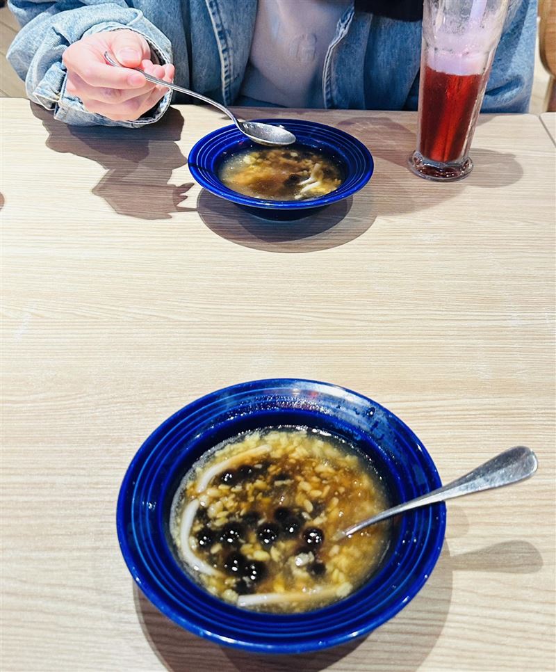 白馨儒与神秘人用餐照片