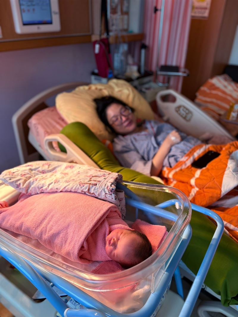 Sandra诞下儿子Jackson的新闻现场照