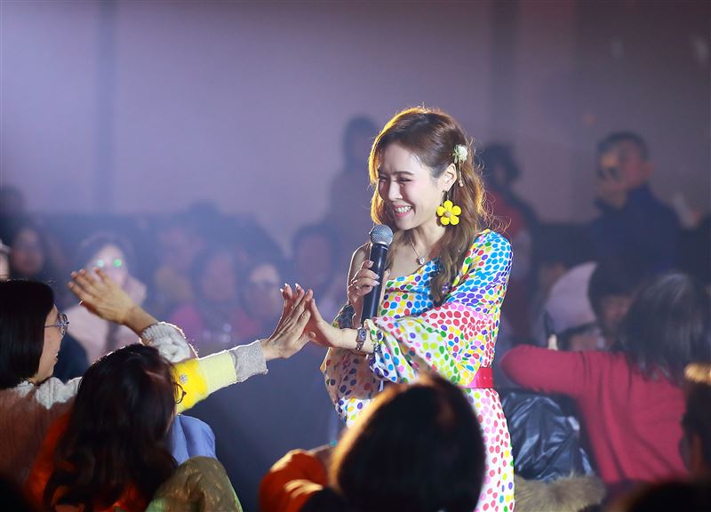 吳申梅演唱會照，丈夫在台下力挺