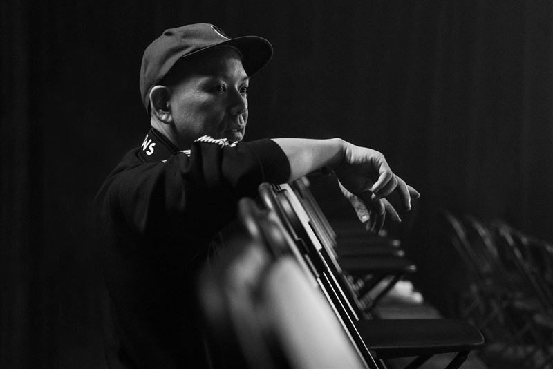 導演真利子哲也在工作花絮與三人合照