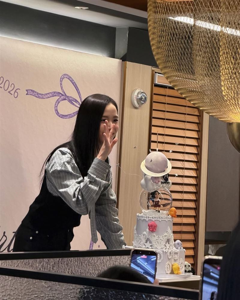 Jisoo請粉絲吃海底撈的畫面