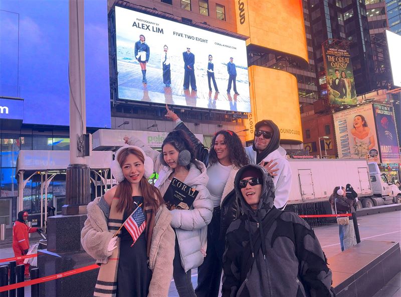 左起Mia、劉玳妍、KAINA、NIKA、阿卡莎納