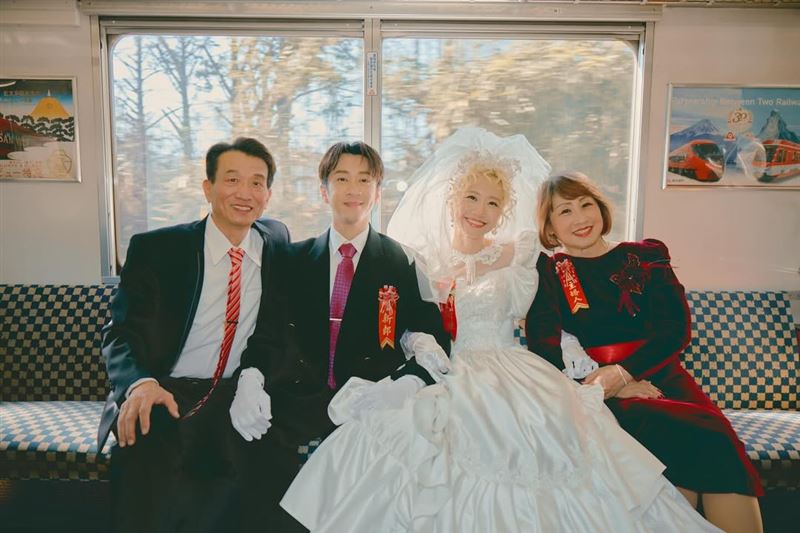 一家四口合影