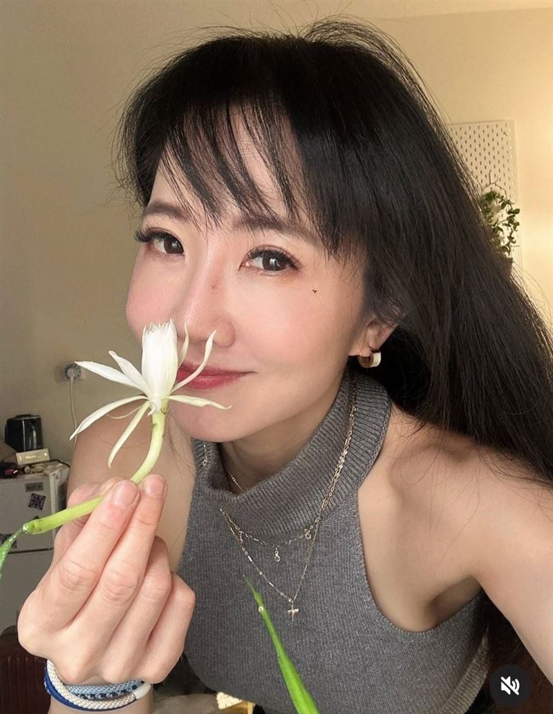 謝忻在婚禮搶捧花的趣味場景