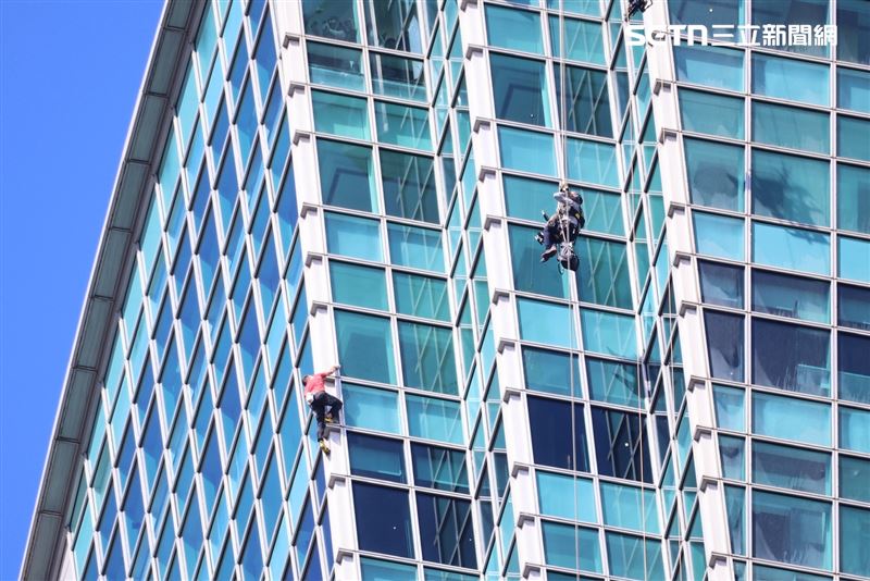 霍諾德攝影團隊在高空工作