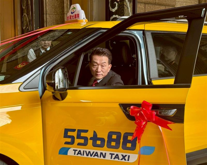 Lu Lulu的父親黃路大哥駕駛貼有55688標誌的主禮車