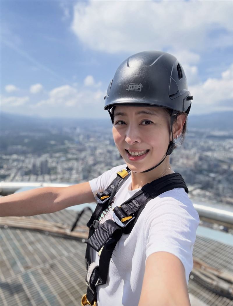 賈永婕綁安全繩攀上101頂端