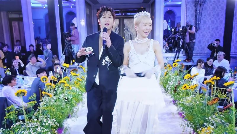 Lulu與陳漢典在婚宴的表演與入場場景