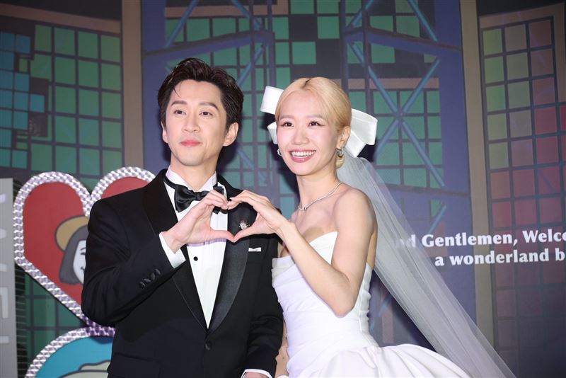 Lulu、陳漢典互比愛心