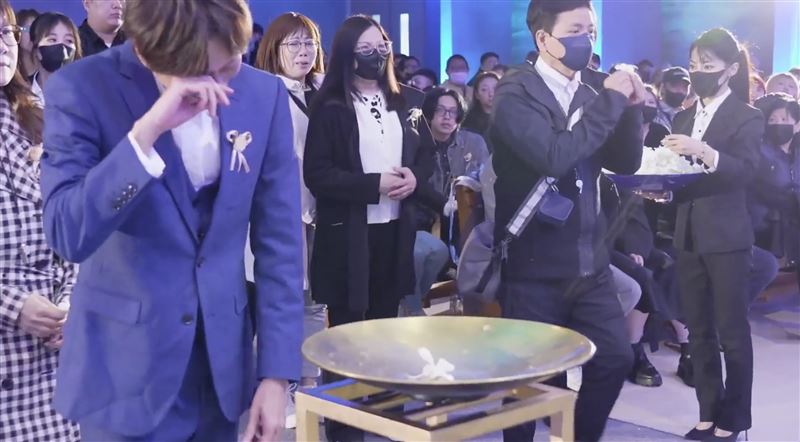 吳建恆痛哭與龍千玉互動