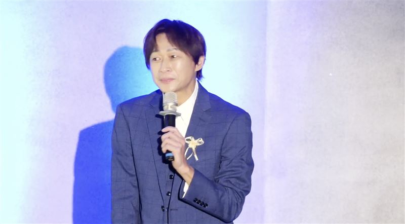 吳建恆主持告別式情緒潰堤