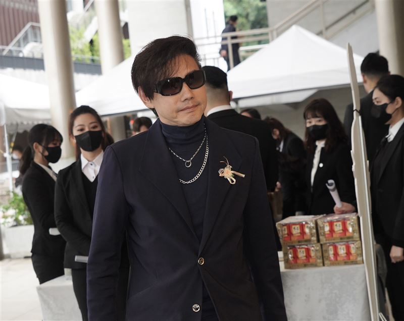 包偉銘悼念曹西平的照片