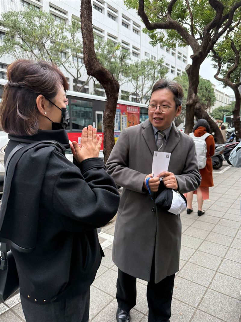 郁方與公益辯護律師。(圖/翻攝自臉書)