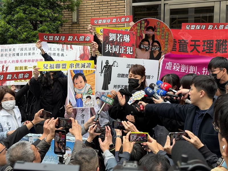 郁方現身力挺剴剴案。(圖/翻攝自臉書)
