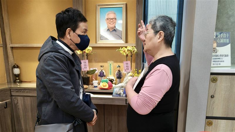 陳凱倫前往靈堂弔唁劉淞山老婆