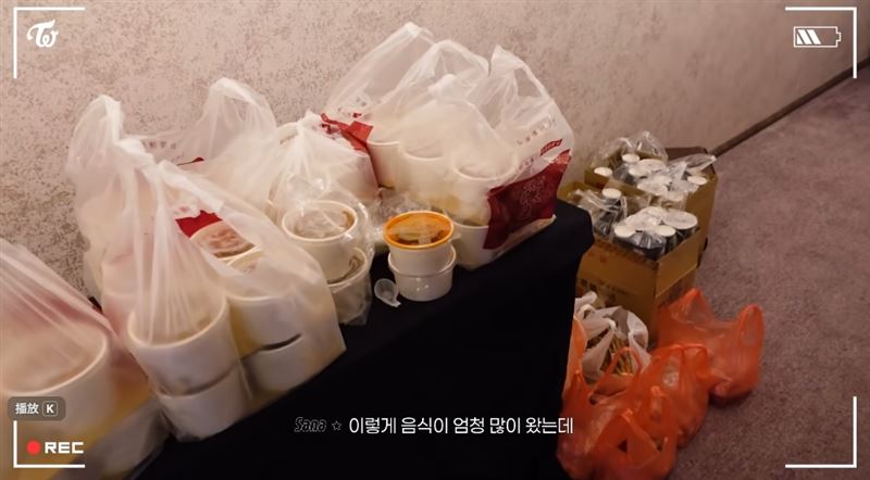 TWICE夜市搬進飯店畫面