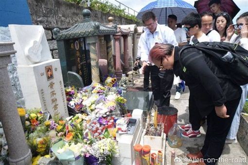 黄家駒粉絲祭拜照