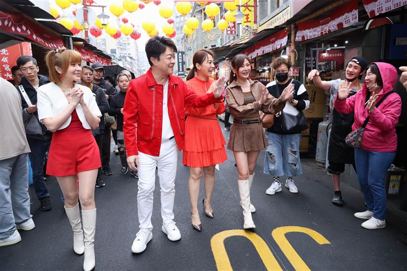 蕭玉芬、翁立友、唐儷、林琇琪現身年貨大街
