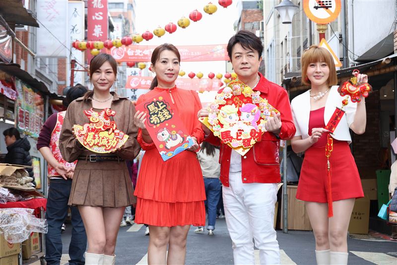 翁立友與同伴在年貨大街